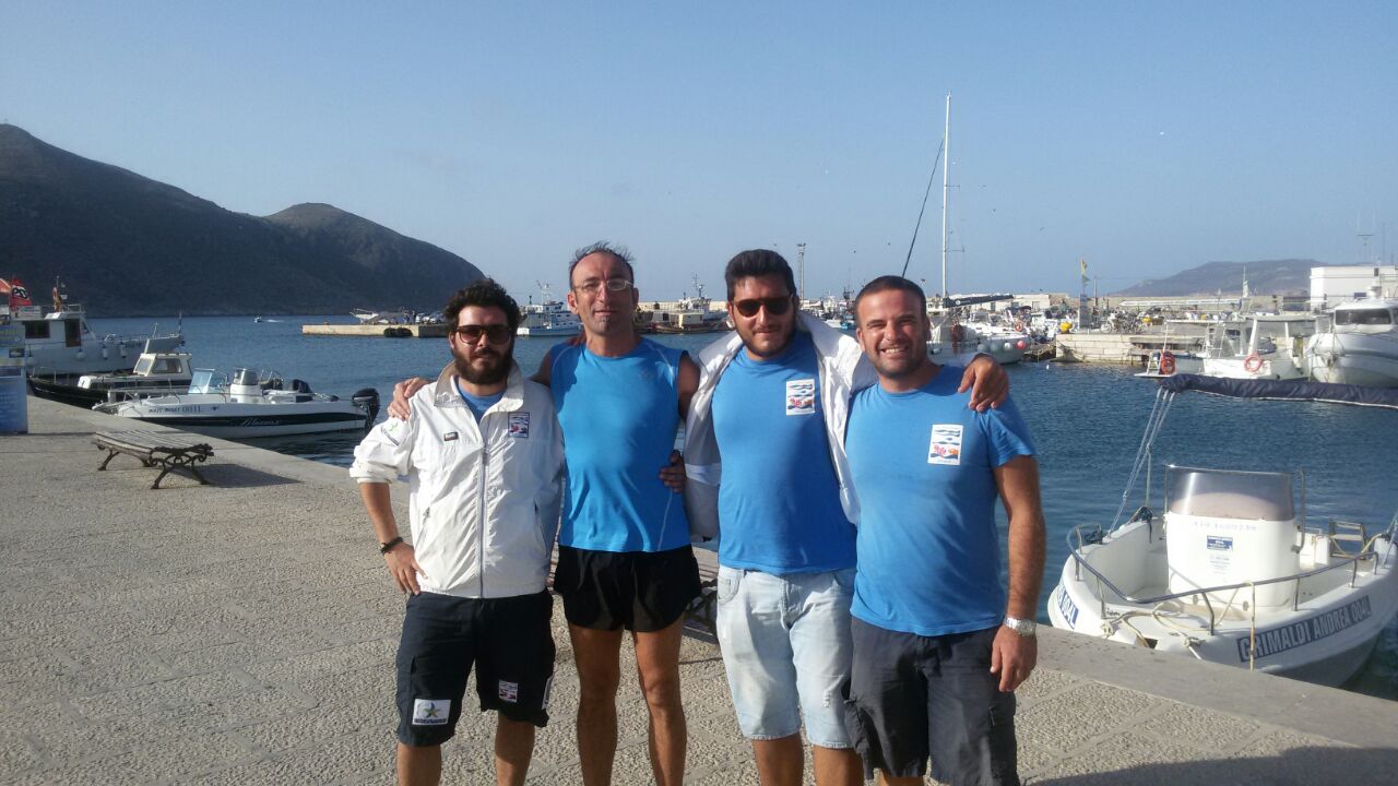 Roberto Capra al termine della traversata, in compagnia dello staff dell’AMP che lo ha assistito durante il tragitto