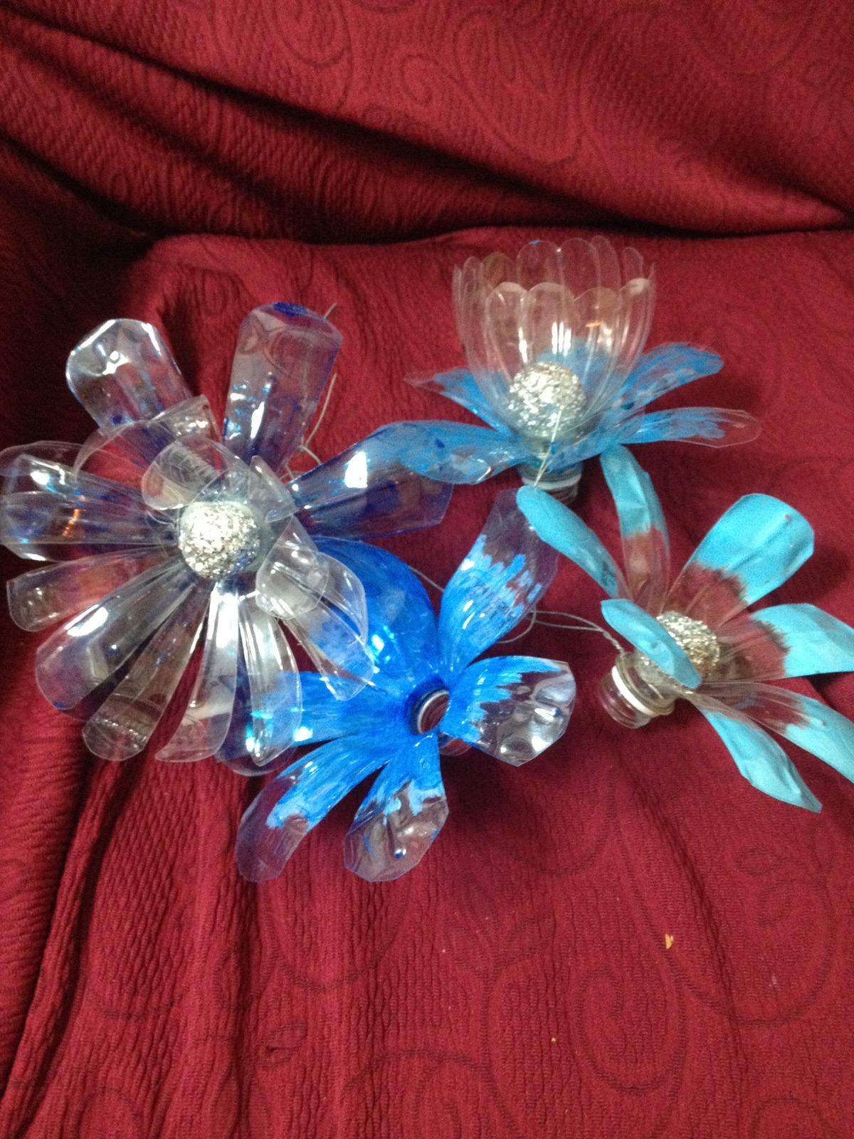 2 FIORI REALIZZATI CON BOTTIGLIE DI VETRO
