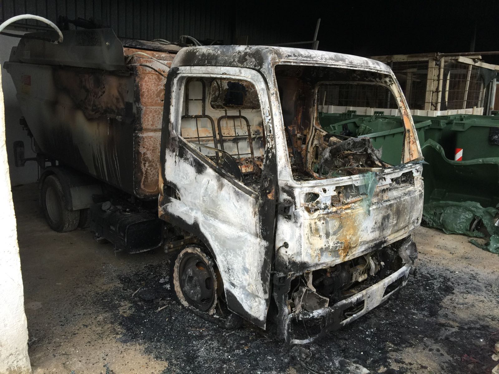 mezzi distrutti dalle fiamme (5)