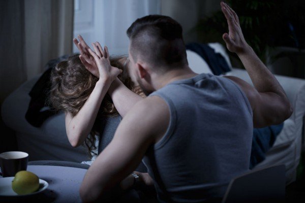 Controlli ossessivi, minacce e tentato strangolamento, arrestato 41enne di Carini