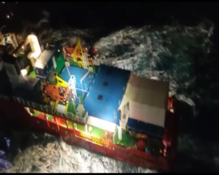 82° CSAR, elicottero recupera uomo da nave ONG. Mare mosso e forte ...
