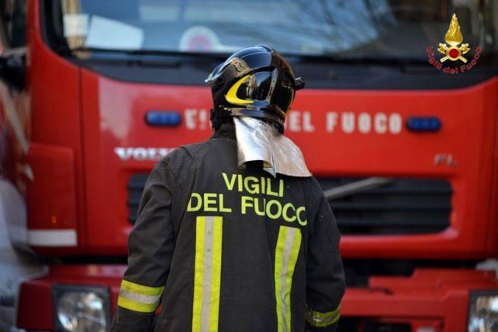 Trapani, fiamme minacciano case e ovili in località Ardigna: tre squadre di Vigili del Fuoco sul posto