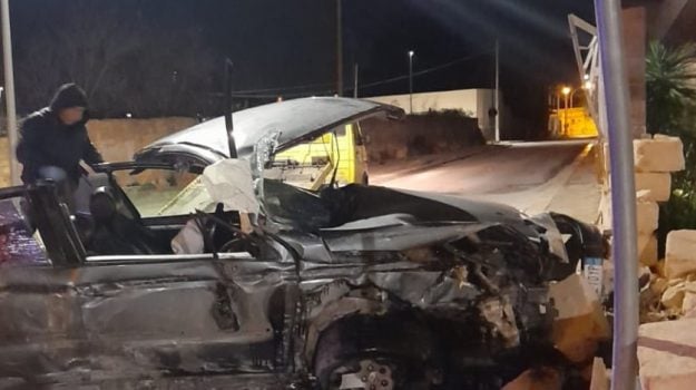 Incidente mortale a Mazara del Vallo, auto si schianta contro muro. Un ...