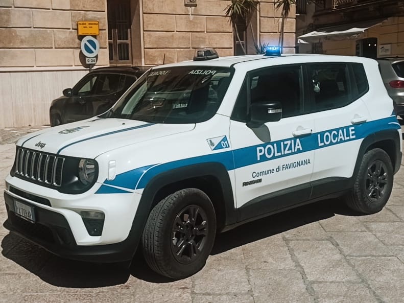 Si incatena al Comune di Favignana per il ristorante chiuso: la protesta sblocca i permessi