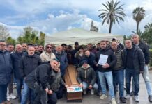 Crisi Ast: protesta con la bara a Palazzo dei Normanni contro licenziamenti e tagli