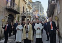 Calatafimi Segesta. La Croce d’argento apre la festa: svolta storica con le donne nella Maestranza (VIDEO)