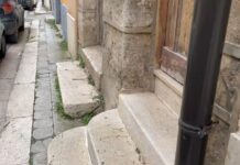 Erbacce invadono marciapiedi della via Navarra ad Alcamo