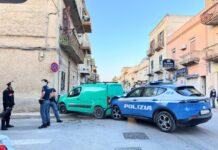 Mazara del Vallo, inseguimento tra polizia e furgone: mezzo finisce contro un muro