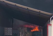 Castelvetrano, fiamme in un capannone della Croce Rossa: massiccio intervento dei Vigili del Fuoco
