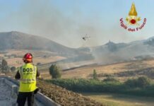 Nella morsa del fuoco: un morto, roghi nelle discariche e interventi aerei