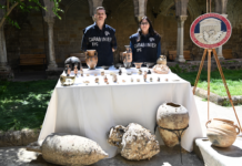 Manoscritti e anfore trafugati a un antiquario, recuperato tesoro da 400 mila euro
