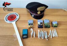 Partanna, getta dalla finestra 400 grammi di hashish durante la perquisizione